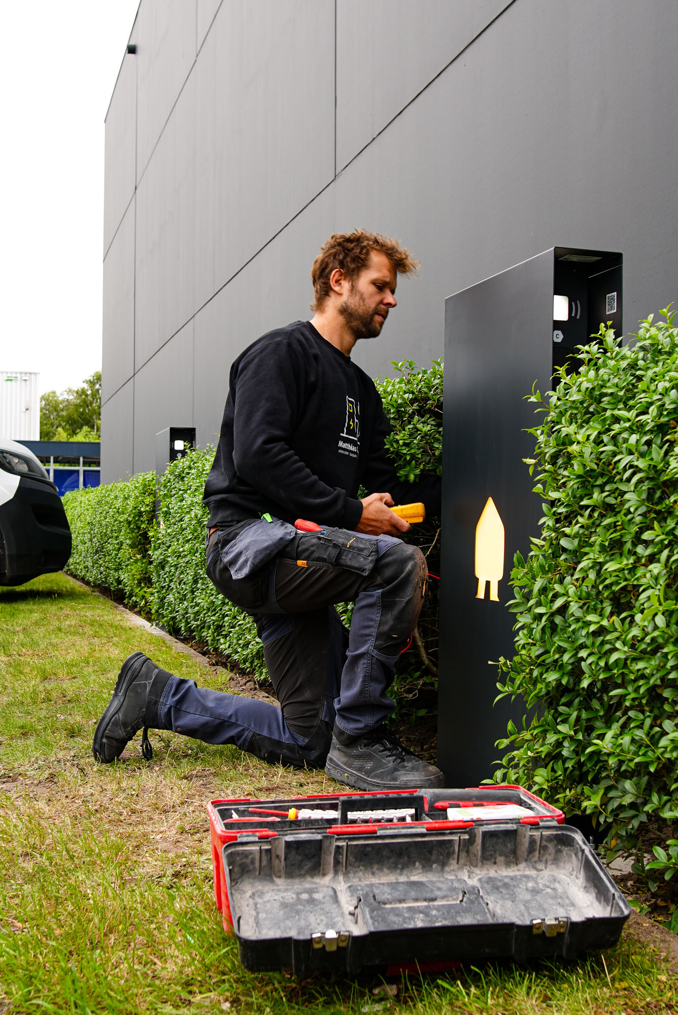 Vrouw voorziet auto van stroom